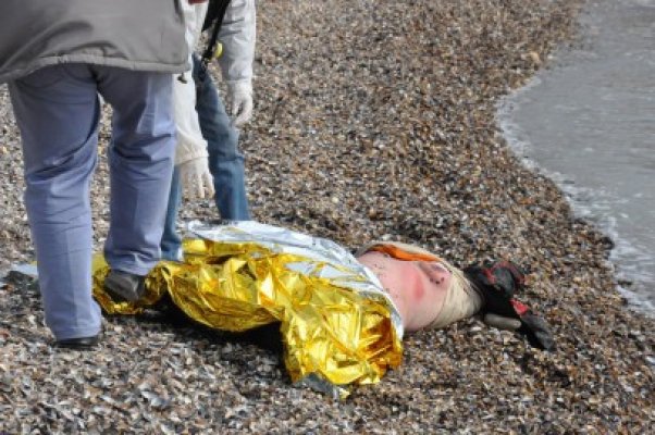 Femeie dispărută de la domiciliu, găsită moartă pe plajă